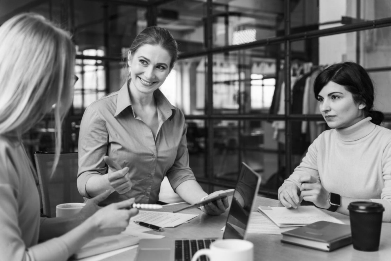 Espace de travail avec documents financiers et calculatrice pour l'étude pratique du budget